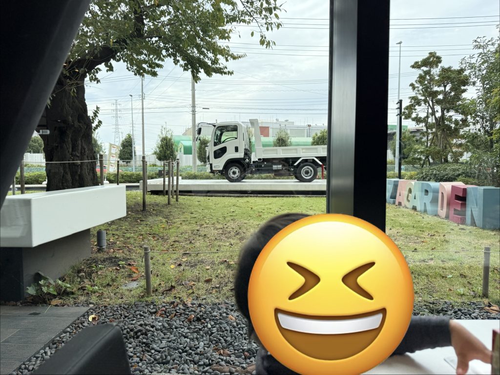サクラカフェの窓から庭園のトラックを眺める子ども