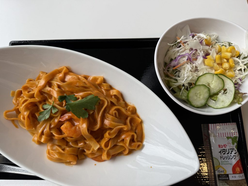 サクラカフェの海老トマトクリームパスタとサラダ