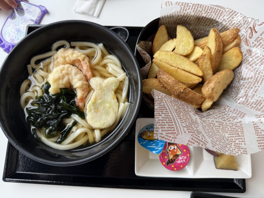 サクラカフェのキッズうどんとフライドポテトセット