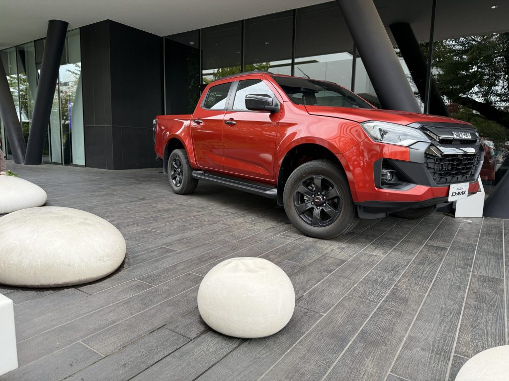 いすゞプラザ入口に展示されている赤いD-MAX