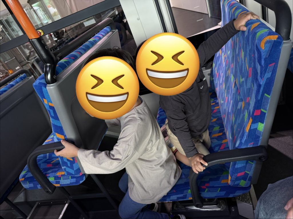 いすゞプラザの展示バス車内で楽しむ子どもたち