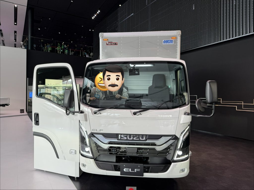 いすゞプラザ館内展示のELFトラック正面と運転席