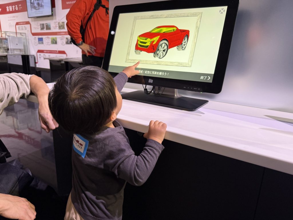 いすゞプラザで車のデザイン体験をする子ども