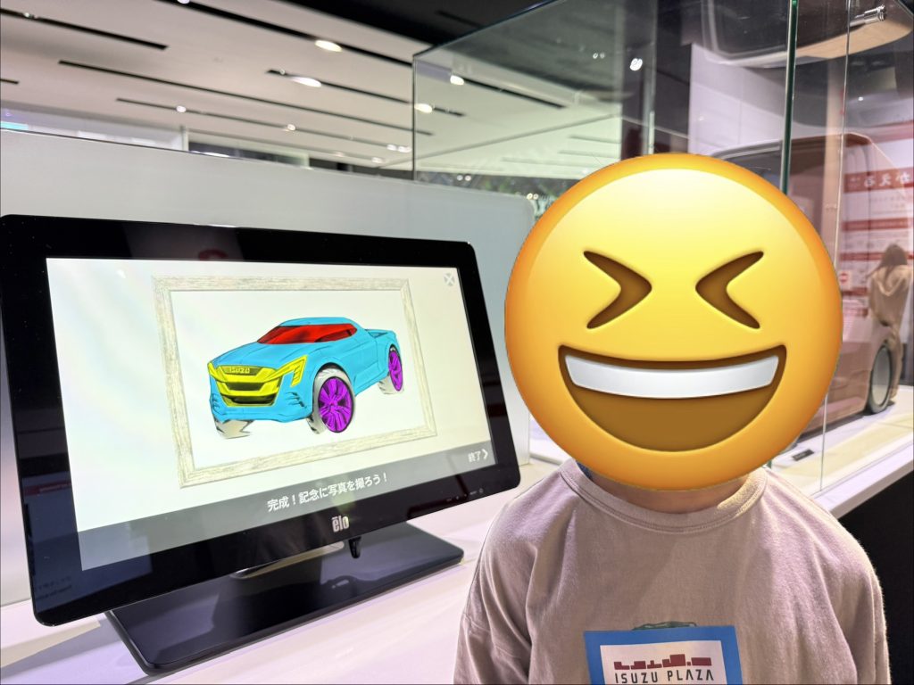 いすゞプラザの車デザイン体験で完成したオリジナルカーと子ども