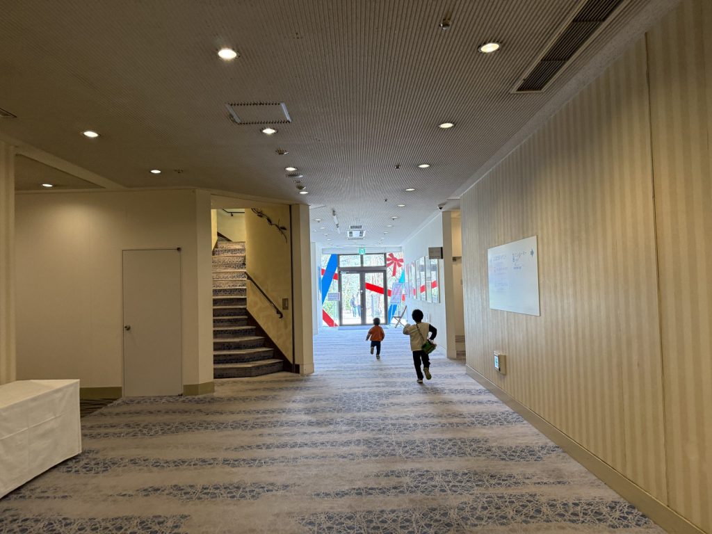 富士急ハイランドへ続くホテルの廊下