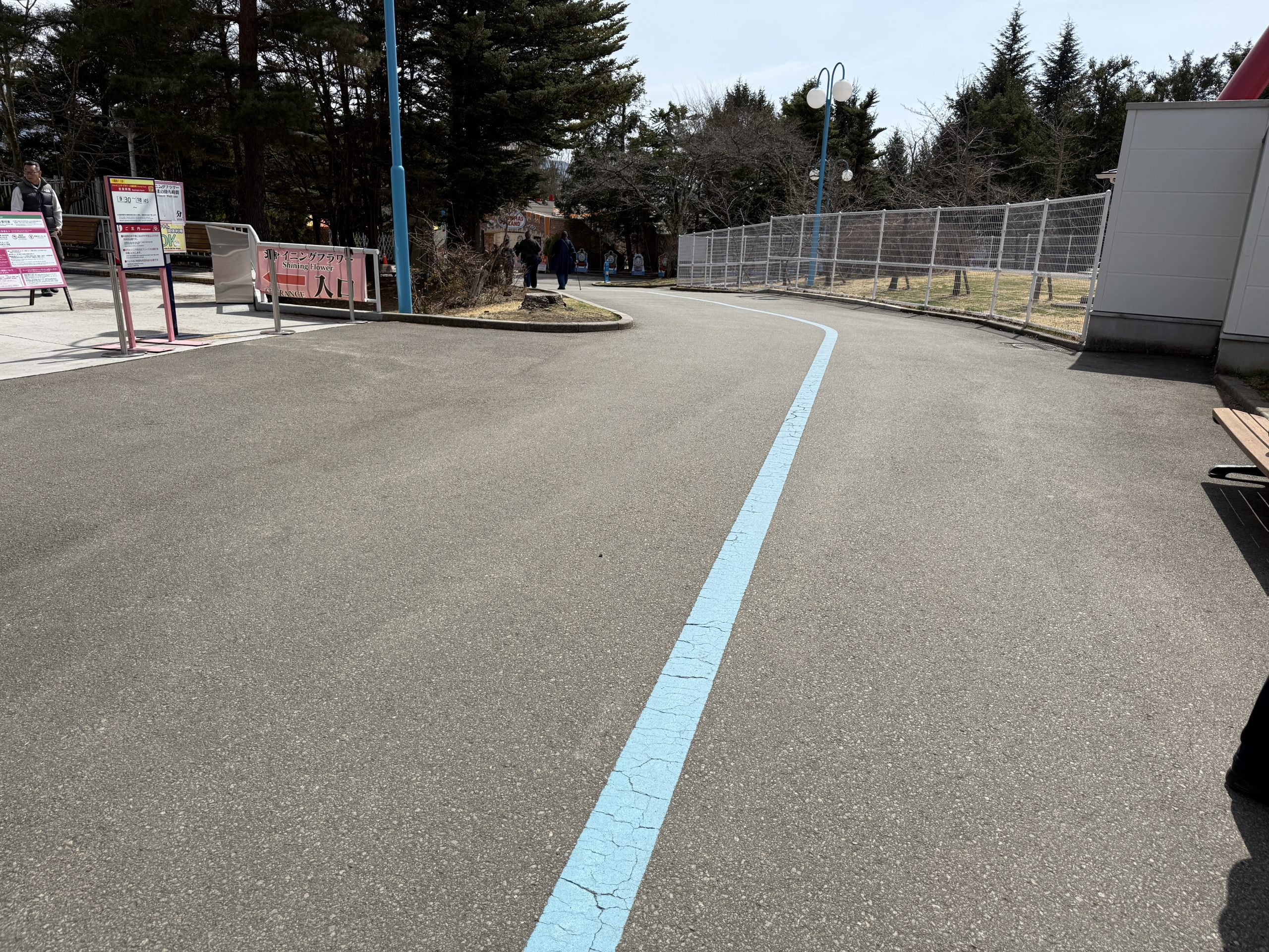 トーマスランドへ続く青いライン