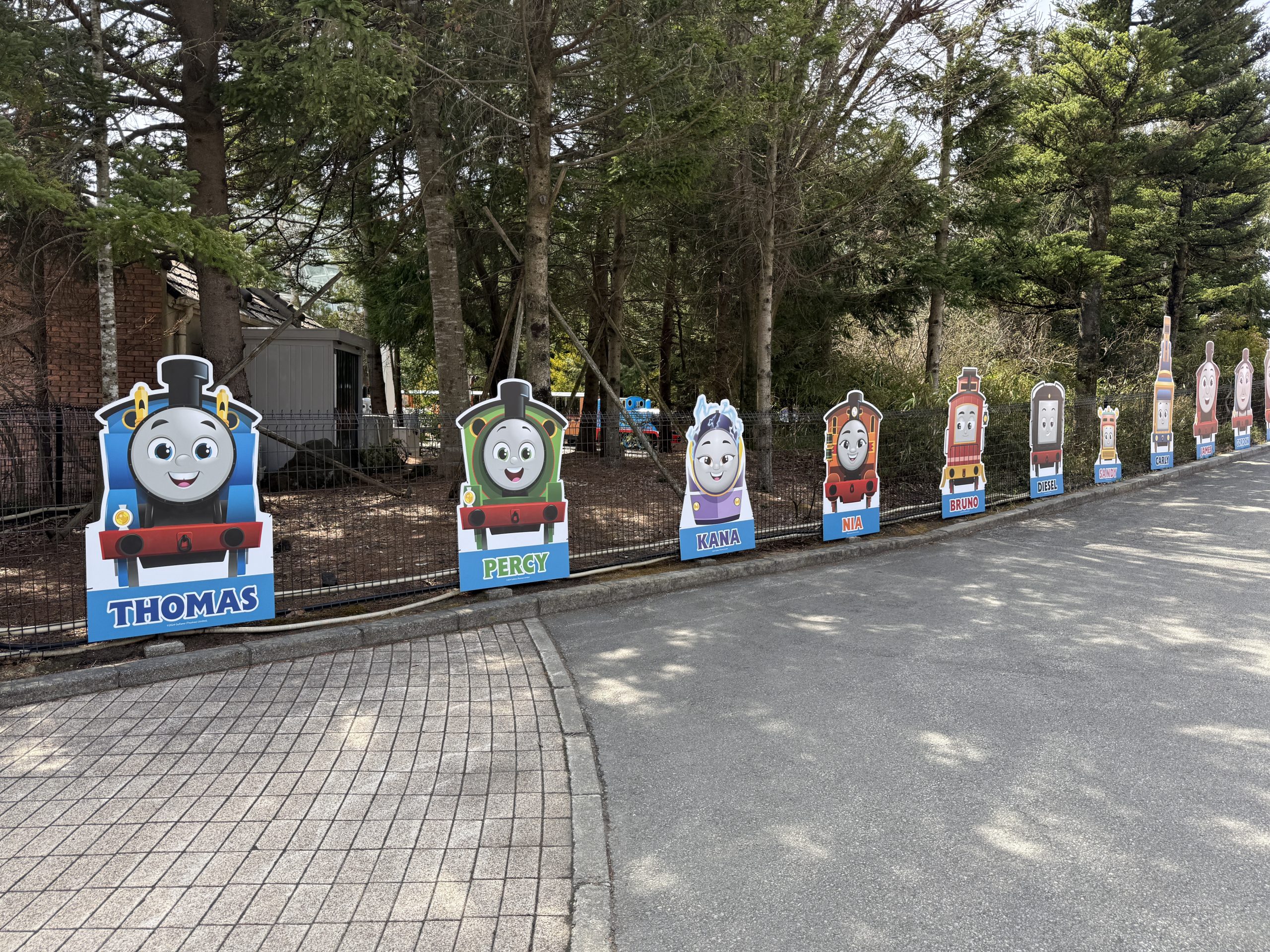 トーマスたちのパネルが並ぶ道